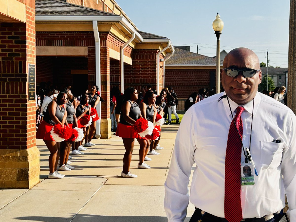 DegaSuper's tweet photo. 1st day, all day at @ Central High School! Welcome back to school everybody. Principal Dr. Thomas Jones is a force of nature walking halls, directing students, finding homerooms, greeting parents &amp; supporting teachers. #TCSLEARNS https://t.co/bGQ41WPwNf