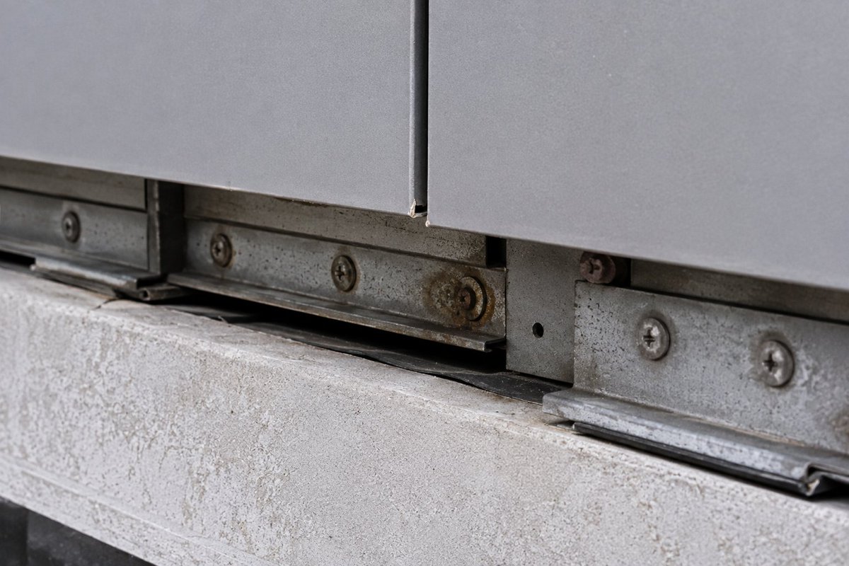 mbuildinge's tweet photo. Concealed or exposed fasteners? The choice affects more than appearance—it changes how a metal wall handles movement, water and long-term exposure.
https://t.co/TtfQWZaRLt
#BuildingEnvelope #MBE https://t.co/JTlAUjzN3k
