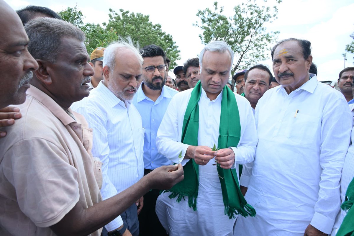 PriyankKharge's tweet photo. ಕಲಬುರಗಿ ಜಿಲ್ಲೆಯ ರೈತರು ನಿರಂತರವಾಗಿ ಪ್ರಕೃತಿ ವಿಕೋಪದ ಸಂಕಷ್ಟಗಳನ್ನು ಎದುರಿಸುತ್ತಿದ್ದಾರೆ, ಕಳೆದ ವರ್ಷಗಳಲ್ಲಿ ಅತಿವೃಷ್ಠಿಯ ಸಂಕಷ್ಟಗಳಾದರೆ, ಈ ವರ್ಷ ಅನಾವೃಷ್ಟಿಯ ಸಮಸ್ಯೆ.
ಆದರೆ ನಮ್ಮ ಸರ್ಕಾರ ರೈತರ ಬೆನ್ನಿಗೆ ನಿಂತಿದೆ, ಯಾವುದೇ ಸಂಕಷ್ಟಗಳು ಎದುರಾದರೂ ಸಮಯೋಚಿತವಾಗಿ ರೈತರ ಕೈ ಹಿಡಿಯುವ ಕೆಲಸ ಮಾಡುತ್ತಿದೆ.

ಅತಿವೃಷ್ಠಿ ಹಾನಿಗೆ ಸಂಬಂಧಿಸಿದಂತೆ ಈಗಾಗಲೇ ಬೆಳೆ ವಿಮೆ ಪರಿಹಾರ, ನೆರೆ ಹಾನಿ ಪರಿಹಾರಗಳನ್ನು ಒದಗಿಸಿ ರೈತರ ಕಷ್ಟಗಳನ್ನು ದೂರ ಮಾಡುವ ಪ್ರಯತ್ನ ಮಾಡಲಾಗಿದೆ.

ಈ ಬಾರಿ ಮುಂಗಾರು ಮಳೆ ಕೊರತೆಯಿಂದ ಕಲಬುರಗಿ ಜಿಲ್ಲೆಯ ರೈತರು ಬೆಳೆದ ಬೆಳೆ ಒಣಗಿ ನಿಂತಿದೆ, ಕಟಾವಿಗೆ ಬಂದಿದ್ದ ಕೆಲವು ಬೆಳೆಗಳು ಫಲ ಕೈಗೆ ಸಿಗದಂತಹ ಸ್ಥಿತಿ ನಿರ್ಮಾಣವಾಗಿದೆ.

ಜಿಲ್ಲೆಯ ಅವರಾದ. ಬಿ ಗ್ರಾಮದಲ್ಲಿ ಬರದ ಪರಿಸ್ಥಿತಿಯನ್ನು ಅವಲೋಕಿಸಿ, ಬೆಳೆ ಹಾನಿಯನ್ನು ಪರಿಶೀಲಿಸಿ, ರೈತರು ಎದುರಿಸುತ್ತಿರುವ ಸಮಸ್ಯೆಗಳನ್ನು ಆಲಿಸಲಾಯಿತು, ನಮ್ಮ ಸರ್ಕಾರ ರೈತರ ಹಿತ ಕಾಯುವ ಕೆಲಸವನ್ನು ಬದ್ಧತೆಯಿಂದ ಮಾಡಲಿದೆ, ಬರದ ಪರಿಣಾಮಗಳನ್ನು ಸಮಗ್ರವಾಗಿ ಪರಿಶೀಲಿಸಿ ನೆರವು ಒದಗಿಸುವ ಅಗತ್ಯವಿರುವ ಎಲ್ಲಾ ಕ್ರಮಗಳನ್ನು ಕೈಗೊಳ್ಳಲಾಗುವುದು.