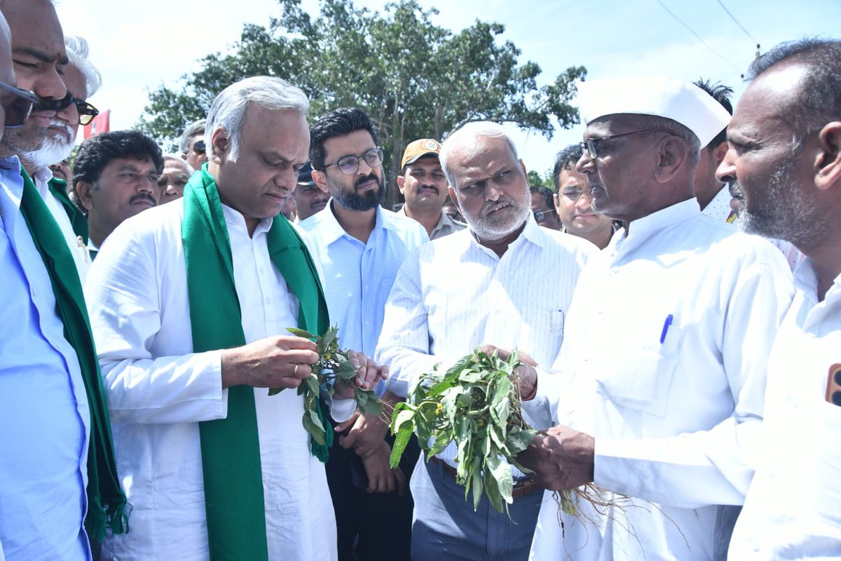 PriyankKharge's tweet photo. ಕಲಬುರಗಿ ಜಿಲ್ಲೆಯ ರೈತರು ನಿರಂತರವಾಗಿ ಪ್ರಕೃತಿ ವಿಕೋಪದ ಸಂಕಷ್ಟಗಳನ್ನು ಎದುರಿಸುತ್ತಿದ್ದಾರೆ, ಕಳೆದ ವರ್ಷಗಳಲ್ಲಿ ಅತಿವೃಷ್ಠಿಯ ಸಂಕಷ್ಟಗಳಾದರೆ, ಈ ವರ್ಷ ಅನಾವೃಷ್ಟಿಯ ಸಮಸ್ಯೆ.
ಆದರೆ ನಮ್ಮ ಸರ್ಕಾರ ರೈತರ ಬೆನ್ನಿಗೆ ನಿಂತಿದೆ, ಯಾವುದೇ ಸಂಕಷ್ಟಗಳು ಎದುರಾದರೂ ಸಮಯೋಚಿತವಾಗಿ ರೈತರ ಕೈ ಹಿಡಿಯುವ ಕೆಲಸ ಮಾಡುತ್ತಿದೆ.

ಅತಿವೃಷ್ಠಿ ಹಾನಿಗೆ ಸಂಬಂಧಿಸಿದಂತೆ ಈಗಾಗಲೇ ಬೆಳೆ ವಿಮೆ ಪರಿಹಾರ, ನೆರೆ ಹಾನಿ ಪರಿಹಾರಗಳನ್ನು ಒದಗಿಸಿ ರೈತರ ಕಷ್ಟಗಳನ್ನು ದೂರ ಮಾಡುವ ಪ್ರಯತ್ನ ಮಾಡಲಾಗಿದೆ.

ಈ ಬಾರಿ ಮುಂಗಾರು ಮಳೆ ಕೊರತೆಯಿಂದ ಕಲಬುರಗಿ ಜಿಲ್ಲೆಯ ರೈತರು ಬೆಳೆದ ಬೆಳೆ ಒಣಗಿ ನಿಂತಿದೆ, ಕಟಾವಿಗೆ ಬಂದಿದ್ದ ಕೆಲವು ಬೆಳೆಗಳು ಫಲ ಕೈಗೆ ಸಿಗದಂತಹ ಸ್ಥಿತಿ ನಿರ್ಮಾಣವಾಗಿದೆ.

ಜಿಲ್ಲೆಯ ಅವರಾದ. ಬಿ ಗ್ರಾಮದಲ್ಲಿ ಬರದ ಪರಿಸ್ಥಿತಿಯನ್ನು ಅವಲೋಕಿಸಿ, ಬೆಳೆ ಹಾನಿಯನ್ನು ಪರಿಶೀಲಿಸಿ, ರೈತರು ಎದುರಿಸುತ್ತಿರುವ ಸಮಸ್ಯೆಗಳನ್ನು ಆಲಿಸಲಾಯಿತು, ನಮ್ಮ ಸರ್ಕಾರ ರೈತರ ಹಿತ ಕಾಯುವ ಕೆಲಸವನ್ನು ಬದ್ಧತೆಯಿಂದ ಮಾಡಲಿದೆ, ಬರದ ಪರಿಣಾಮಗಳನ್ನು ಸಮಗ್ರವಾಗಿ ಪರಿಶೀಲಿಸಿ ನೆರವು ಒದಗಿಸುವ ಅಗತ್ಯವಿರುವ ಎಲ್ಲಾ ಕ್ರಮಗಳನ್ನು ಕೈಗೊಳ್ಳಲಾಗುವುದು.