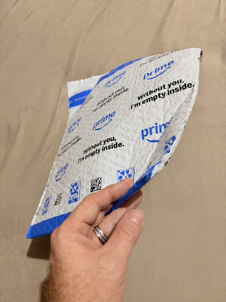 helton_araujo's tweet photo. @feirinhavinil entregue, é inacreditável que estou com ele nas mãos! A postagem foi no mesmo dia da promo, muito rápido, só veio num plástico mas pelo menos chegou intacto!
#madonna #confessions #confessions2 https://t.co/6OD3DDvPoo