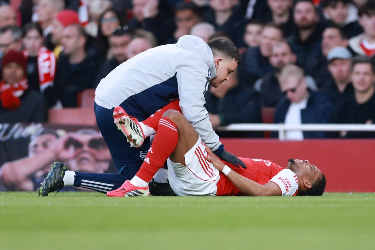 TheRealAB_TECH's tweet photo. 🚨Forget William Saliba, Mikel Arteta hints another Arsenal star will miss the start of the season.

The new season hasn’t started, yet Arsenal are already facing injuries. The Gunners had many key player issues over the last two years but still won the Premier League last season.

William Saliba will miss the first few months with a back injury, a massive blow as seen in the Borussia Dortmund defeat. He is not the only defender set to miss the start.

Mikel Arteta says Jurrien Timber is ‘weeks away’ from playing for Arsenal.

Jurrien Timber has endured a torrid few months with injury. The Dutch international missed the end of last season and played through pain in the Champions League final against PSG.

Fans hoped the summer break would restore his fitness. However, Arteta confirmed that although the former Ajax man is back on the grass, he is still weeks from being ready.

“I cannot be very precise with that. But Jurrien is progressing really well. He’s on the pitch, he’s doing quite a lot right now,” Arteta said after the Borussia Dortmund defeat (Tom Canton on X).

 🗣️“But he’s still weeks away. I cannot tell you how many.”

Arsenal start next weekend in the Community Shield against Manchester City. ‘Weeks’ suggests Timber will miss it. This is a problem as Ben White has a poor recent injury record. It remains to be seen if the Gunners can sign a new right-back before the window shuts. #AFC