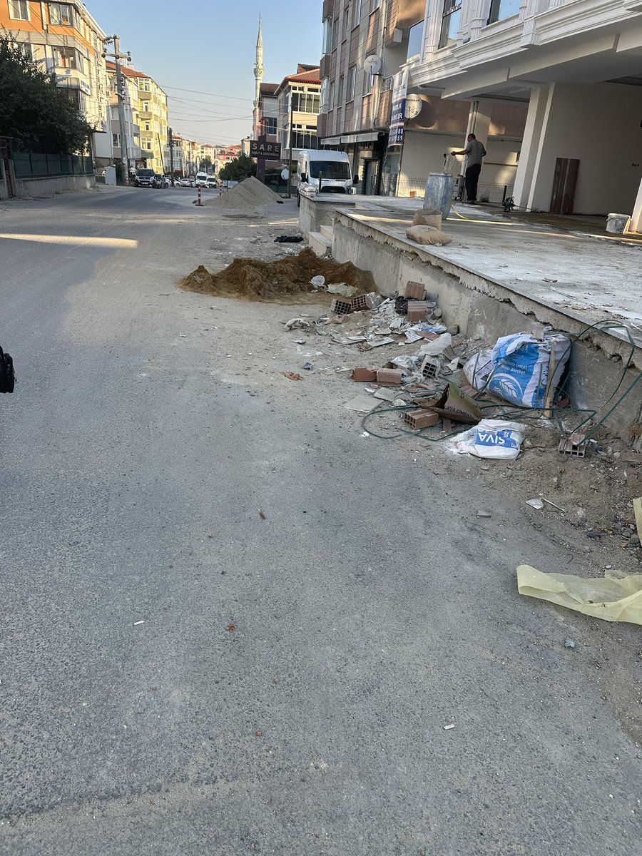 Stabillife's tweet photo. @kapaklibld çevre ve temizlik vergisi adı altında her ay faturalarımıza yansıyan verginin karşılığını görmek istiyorumAyrıca çevreyi kirleten inşaatlara gerekli uyarıları yapın.Yolun yarısını kum ve inşaat artığıyla kapatıyorlar. Yayalar geçerken servisler insanlarnüzerine çıkıyo https://t.co/KpQhF6PTms