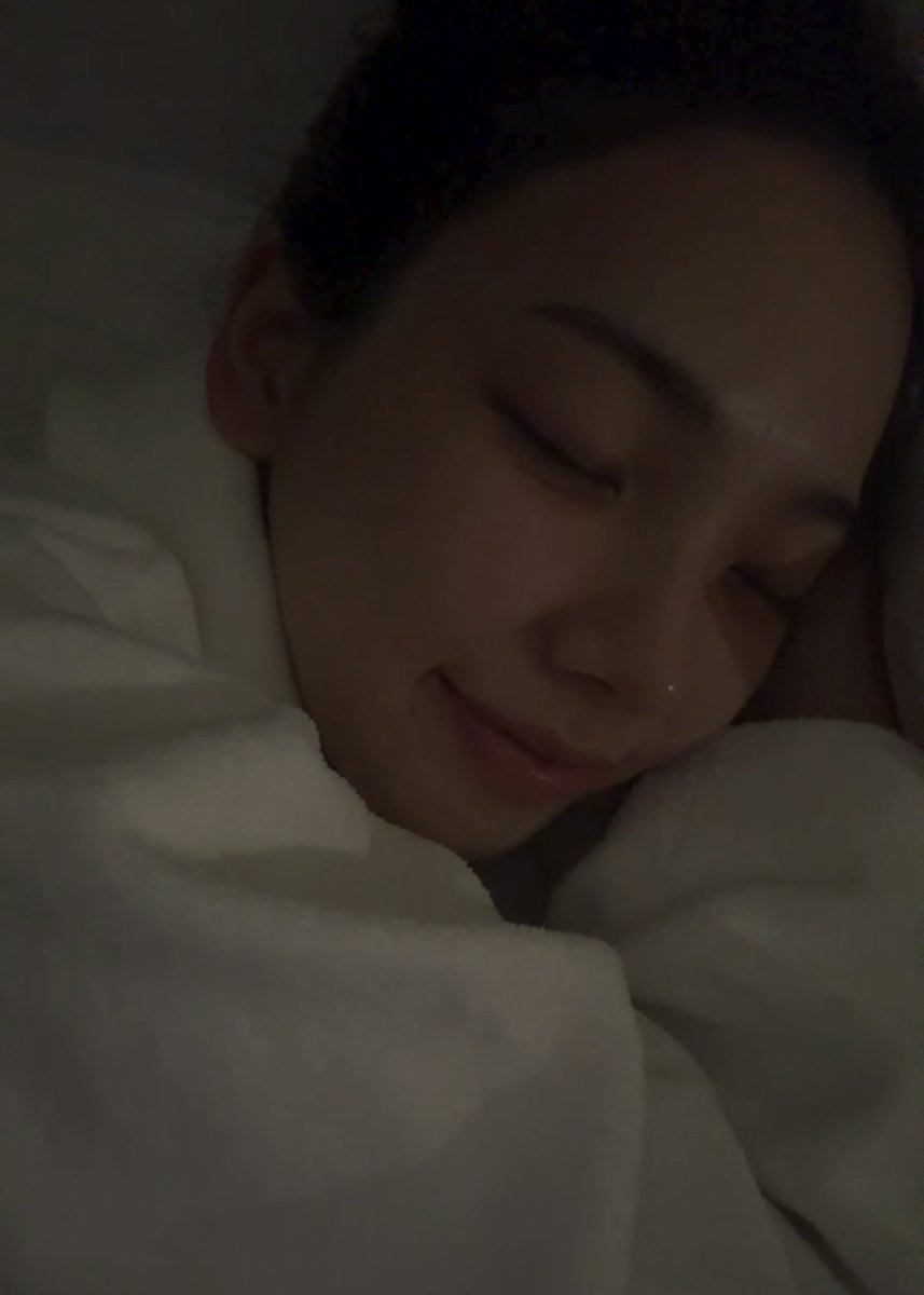 karinaaang's tweet photo. 못참아 https://t.co/5pLOXunYtz