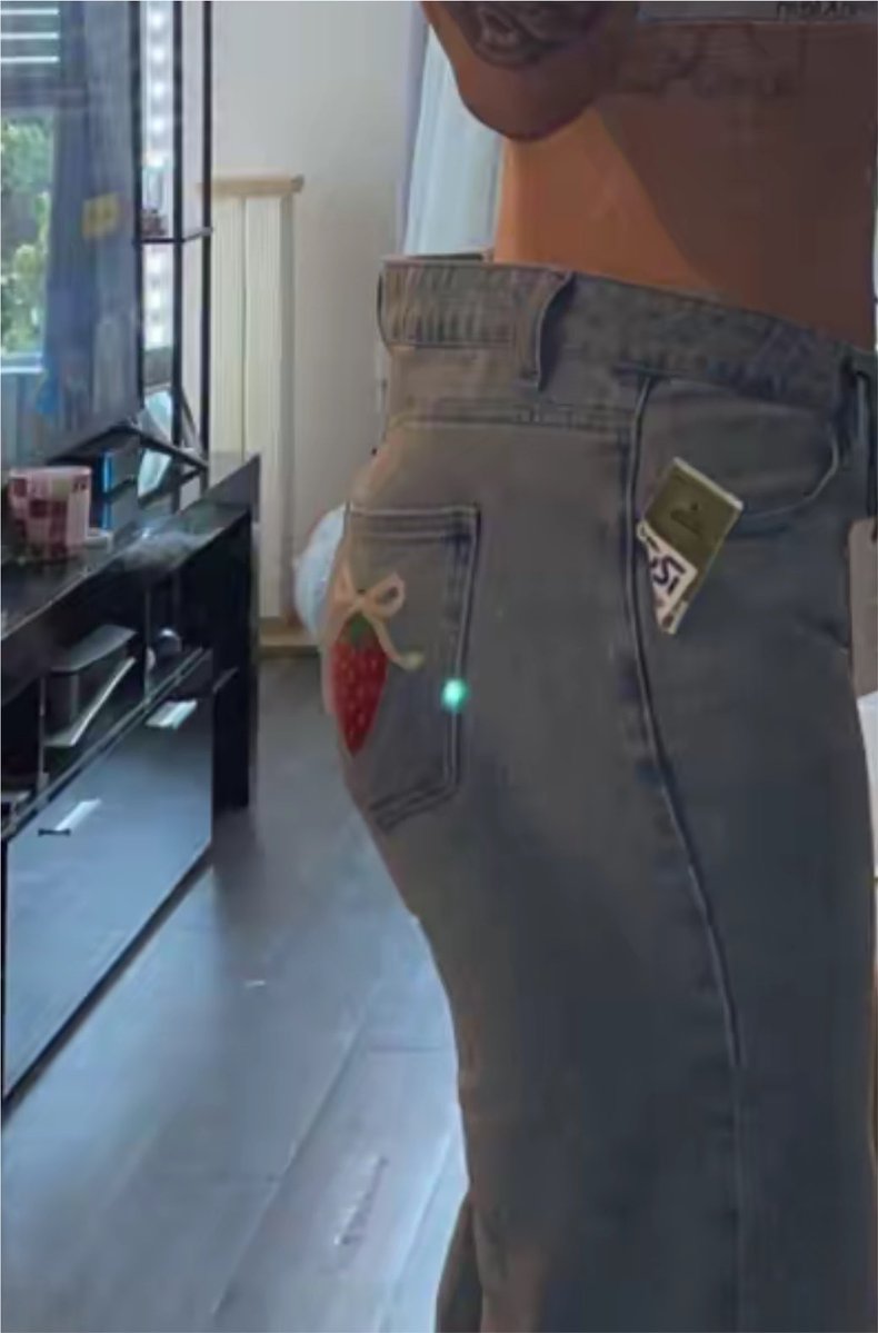 powstardust's tweet photo. @JustinTarnation cause theres a gap left in the back, and belts doesn’t work cause the fabric looks badly wrinkled or comes untucked and sticks out like a duck tail https://t.co/sYL1bnEKaj