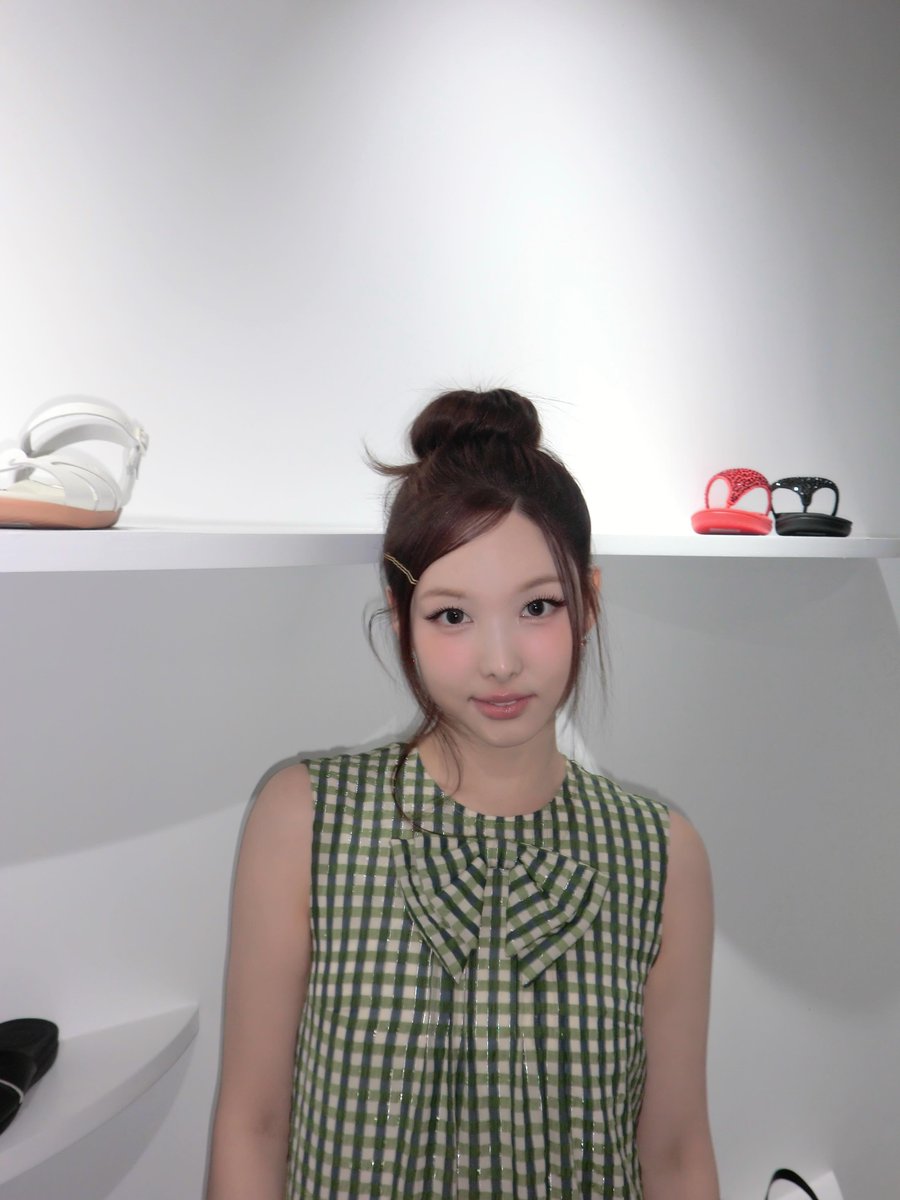 inayeony_'s tweet photo. — a beautiful face combined with a green polkadot dress that really matches and her aura still shines 💚 https://t.co/lu0irRHszY