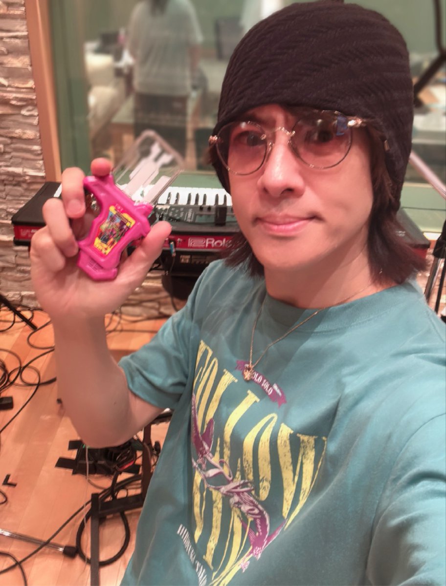 TAKAMI_HIROYUKI's tweet photo. あ写真忘れたエイッ‼️あちょっとボケた🫨まいいかみんな元気ー⁉️ってもうこんな時間だわ明日もあるから帰りまーすッ‼️‼️おやすみー♪Have a good night🎉🎉(騒がしいな)
 #貴水博之 #LVツアー #新曲REC https://t.co/QN0XIaEf2F