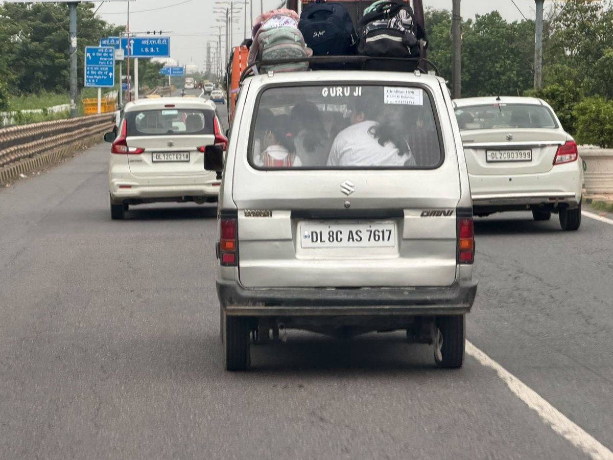 PramodS1619's tweet photo. @dtptraffic @DelhiPolice @DCP_NorthWest @CMODelhi Sir, sharing more photos for exact location please https://t.co/W0kj5epOQ9