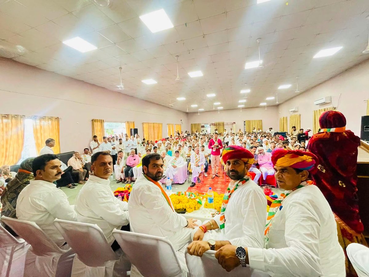 ManishYadavIn's tweet photo. आगामी नगर निकाय एवं पंचायत चुनावों की तैयारियों को लेकर विधानसभा क्षेत्र शाहपुरा के ब्लॉक ए, ब्लॉक बी एवं समस्त मंडलों की संयुक्त बैठक आयोजित की गई। बैठक में एआईसीसी सचिव एवं सहप्रभारी श्री @Chiranjeev_INC जी ने कांग्रेस पदाधिकारियों एवं कार्यकर्ताओं से संवाद कर…/1 https://t.co/Uk831roGpX