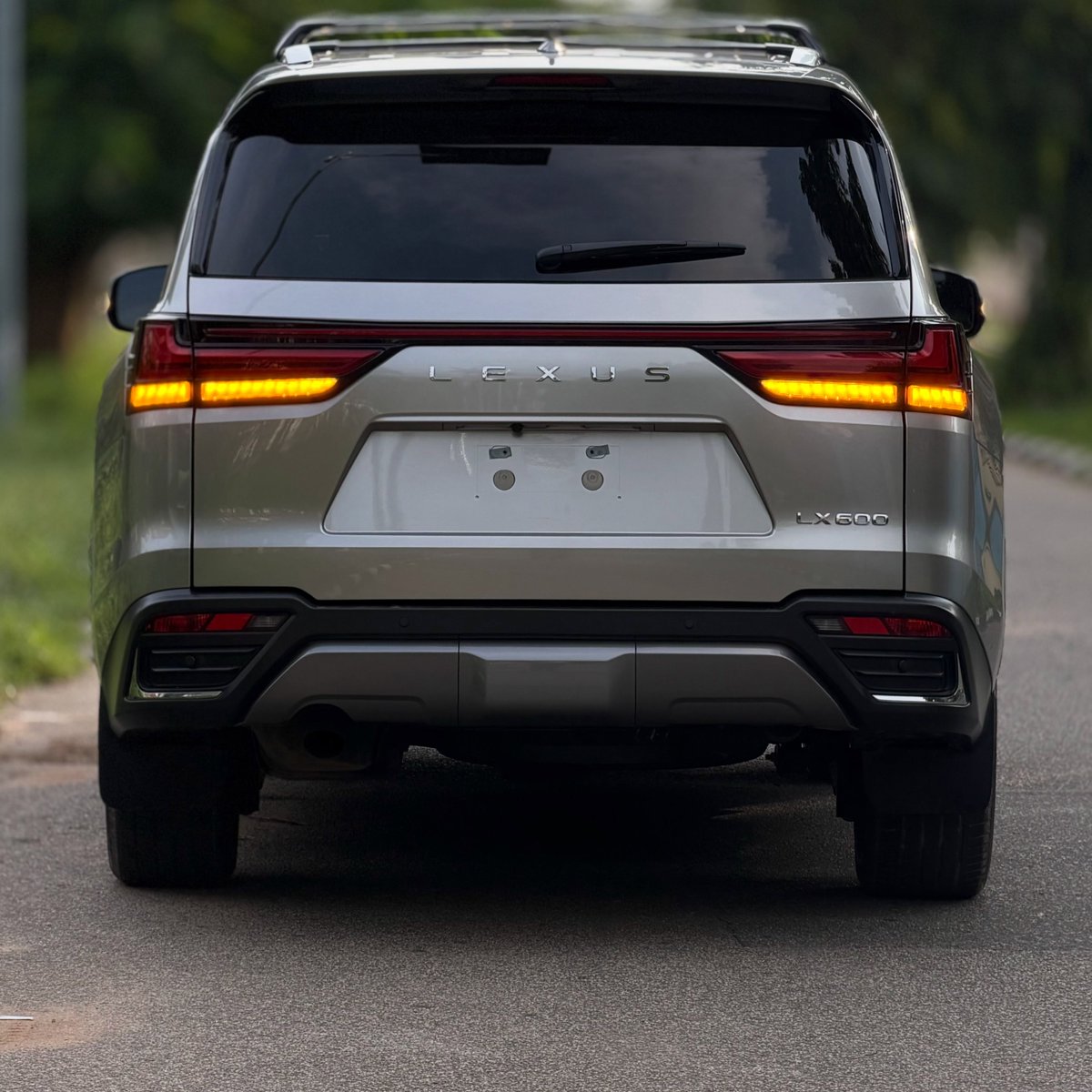 nocarcontext's tweet photo. Lexus LX600 🩶🩶 https://t.co/i5cILRdxAY