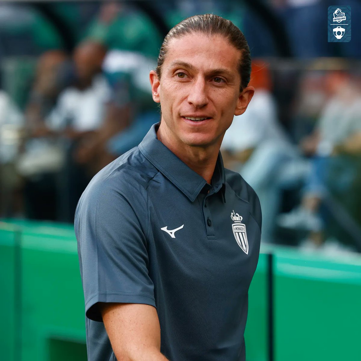 Footballogue's tweet photo. Filipe Luis est 𝗙𝗢𝗨 de l'international sénégalais Lamine Camara 🇸🇳 ! 🥰 

"𝗟𝗔𝗠𝗜𝗡𝗘 𝗖𝗔𝗠𝗔𝗥𝗔 𝗘𝗦𝗧 𝗨𝗡 𝗗𝗘𝗦 𝗠𝗘𝗜𝗟𝗟𝗘𝗨𝗥𝗦 𝗠𝗜𝗟𝗜𝗘𝗨𝗫 𝗗𝗨 𝗠𝗢𝗡𝗗𝗘 𝗔𝗖𝗧𝗨𝗘𝗟𝗟𝗘𝗠𝗘𝗡𝗧, 𝗦𝗘𝗟𝗢𝗡 𝗠𝗢𝗜. 💪

Je ne veux pas trop en parler parce que je sais qu’il y a déjà beaucoup de clubs sur lui, et 𝗻𝗼𝘂𝘀 𝘃𝗼𝘂𝗹𝗼𝗻𝘀 𝗾𝘂’𝗶𝗹 𝗿𝗲𝘀𝘁𝗲 (rire). 

Il a des qualités balle au pied, et couvre beaucoup d’espaces sur le terrain. 

J'espère qu'il va rester, car il aura un 𝗿𝗼̂𝗹𝗲 𝗰𝗹𝗲́ dans mon système de jeu." 

C'est vraiment un joueur sous coté, déjà depuis son époque messine... 

(ZM / via l'Equipe)