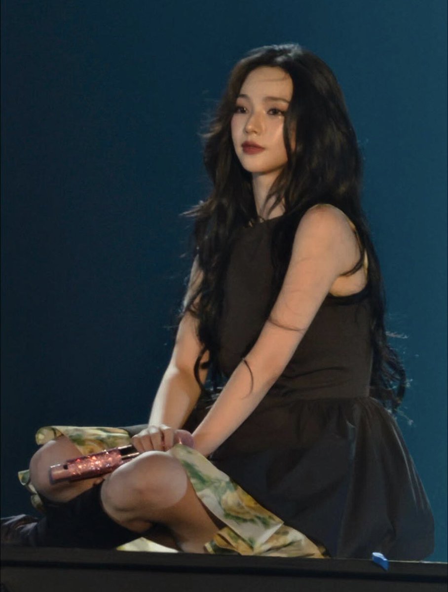 ujiminphoria's tweet photo. 💙: i think the outfit for my solo song suits me really well. I like how it stands out a little from the mood of the song. I noticed the yellow flowers underneath so i hope everyone remembers that even in sadness and darker parts, we all have flowers like that within us

KARINA😭 https://t.co/15mZ3WsYNz