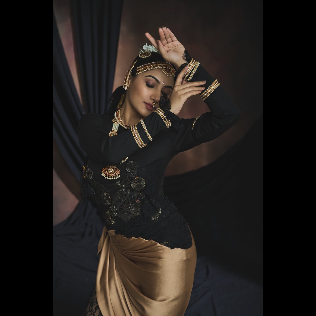 NikonIndia's tweet photo. Where every gesture tells a story beyond words.

Shot by #NikonCreator Ranjan Zingade

Shot on #NikonZ8 with NIKKOR Z 24-70mm f/4 S

For information on products, offers and more, visit https://t.co/O2lv6tbfaS

#Nikon #NikonIndia #NIKKOR #NikonPhotography https://t.co/tz1mofPLU3
