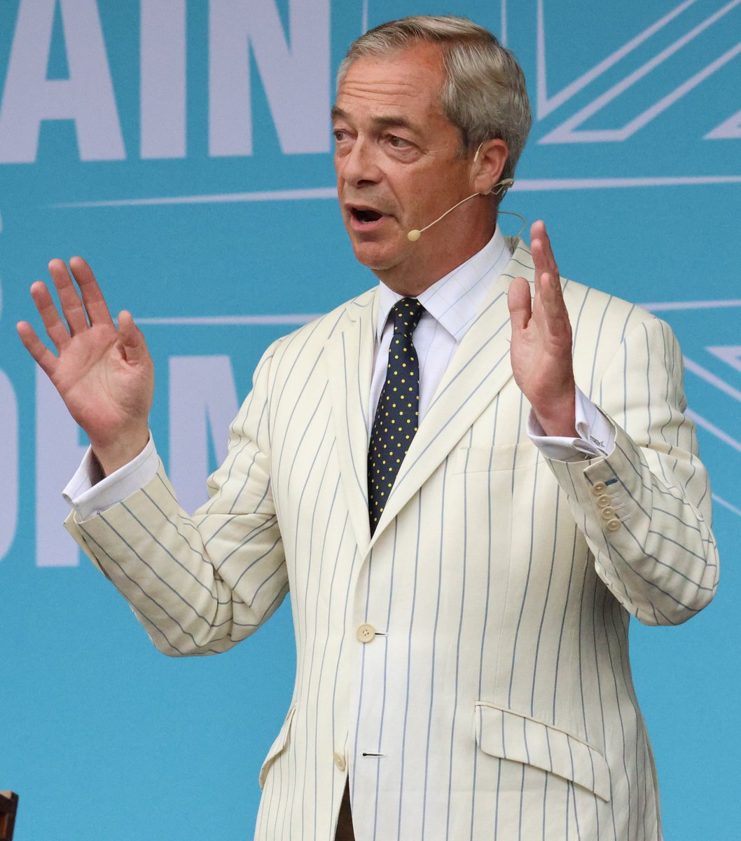 TharriesYT's tweet photo. Someone in my comments said Farage dresses like the Jaws Mayor and now I can't unsee it https://t.co/3hOwNDSzSk