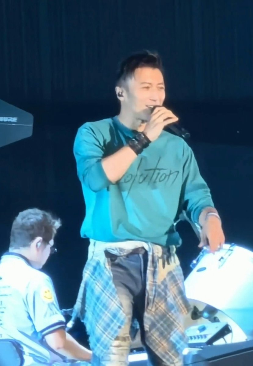 hongkongland_jp's tweet photo. 【香港発】＃ニコラス・ツェー（#謝霆鋒）がステージから愛の叫び！ 恋人 #フェイ・ウォン（#王菲）５７歳誕生日に「おめでとう」２連呼、伝説の“出会いの曲”で粋な演出

【香港１０日＝星島】アジアの歌姫フェイ・ウォン（王菲）が８日、５７歳の誕生日を迎えた 。同日、中国・瀋陽でソロコンサートを行っていた恋人で俳優・歌手のニコラス・ツェー（謝霆鋒、４５）が、ステージ上からフェイへ向けた「公開バースデー祝福」を敢行 。粋なサプライズに、超満員の会場は割れんばかりの悲鳴と大歓声に包まれた 。

ロマンチックな奇跡は、ニコラスが自身の代表曲「謝謝你的愛１９９９（ありがとう、君の愛１９９９）」を熱唱している最中に起きた 。客席のファンが掲げた「私の代わりにフェイ・ウォンへ誕生日おめでとうと伝えて！」というメッセージボードをニコラスがハッキリと目視 。すると、照れくさそうな表情を浮かべながらマイクを通し、「誕生日おめでとう」と２回、優しく語りかけたのだ 。

あえて具体的な名前こそ口にしなかったものの、そのメッセージが誰に向けられたものかは一目瞭然 。しかも、この楽曲がリリースされた１９９９年は、２人の熱愛説が初めて世間を騒がせた“運命の年”でもある 。２７年の時を超え、思い出の曲に乗せて届けられた極上の愛の告白に、ファンからは「これこそが真実の愛の形」「見ているだけで幸せすぎる」とため息が漏れた 。

２人は２０００年に交際を公表後、破局とそれぞれの結婚・離婚を経て、２０１４年に「世紀の復縁」を遂げた 。普段は極めてプライベートを明かさない２人だが、絆の深さは今も変わらない 。なお、主役のフェイは誕生日、２人の娘たちと水入らずの時間を過ごすため雲南省へ向かう姿が空港で目撃されている 。

出典：https://t.co/L3wi2lUIUJ