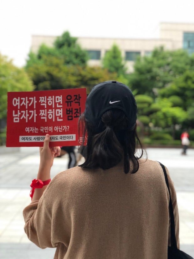 tyouera's tweet photo. 여자가 찍히면 유작
남자가 찍히면 범죄

여자는 국민이 아닌가? https://t.co/5NE8z2t1Xe