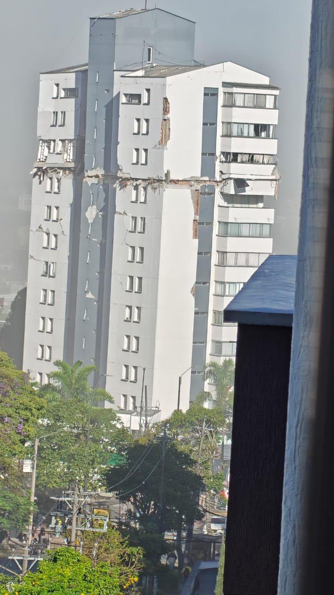 JACOBOSOLANOC's tweet photo. Este edificio debe ser evacuado, está a punto de colapsar en Pereira, Colombia. https://t.co/jSCARPy2l3