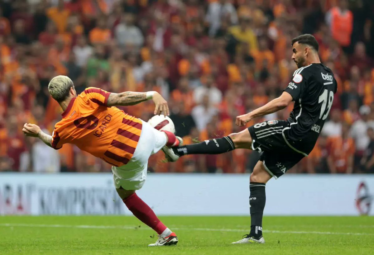Capone_34's tweet photo. Icardi’nin aylarca sakat oynamasına sebep olan şu pozisyona, VAR olmasına rağmen penaltı çalmadılar.
23-24 sezonu… Hani hâlâ “99 puan aldık, bizi şampiyon yapmadılar” diye ağladıkları sezon. https://t.co/H7EO3z3qoY