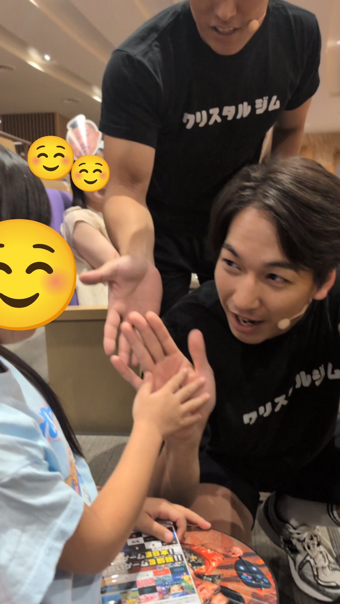 anarchy_taro's tweet photo. スーパーファンサタイム、緊張する娘の目線まで降りてきてくれた松本さん、笑顔で接してくれたYUTAROさん。まじ神。キッズたちにも楽しくて優しい思い出をありがとうございました🥹✨
※キャプチャ失礼します🙏🏻
#野田クリの野望 
#クリスタルジム 
#ゆたゆま 
#スカイサーキット 松本さん
#YUTARO https://t.co/nemhzG5VE2