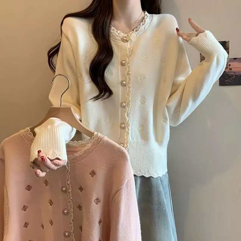 stiayrr's tweet photo. jujur cardigan motif clover kecil-kecil gini tuh manis parah pas dipakai, bahannya juga kliatan lembut adem 🤏🏻 https://t.co/PGXGWluyWP