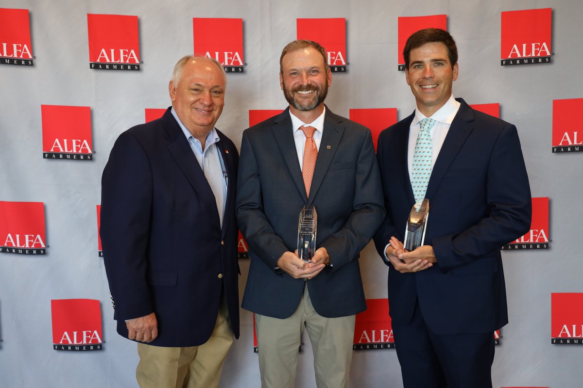 AlfaFarmers's tweet photo. The Alabama Farmers Federation recently honored two Alabama Extension at Auburn University staffers for excellent efforts supporting agriculture.

Dr. Jeremy Pickens received the Duncan Award, while Dr. Scott Graham received the Rittenour Award.💚

↪️ https://t.co/m8TGxt40oV https://t.co/elo93LebJU