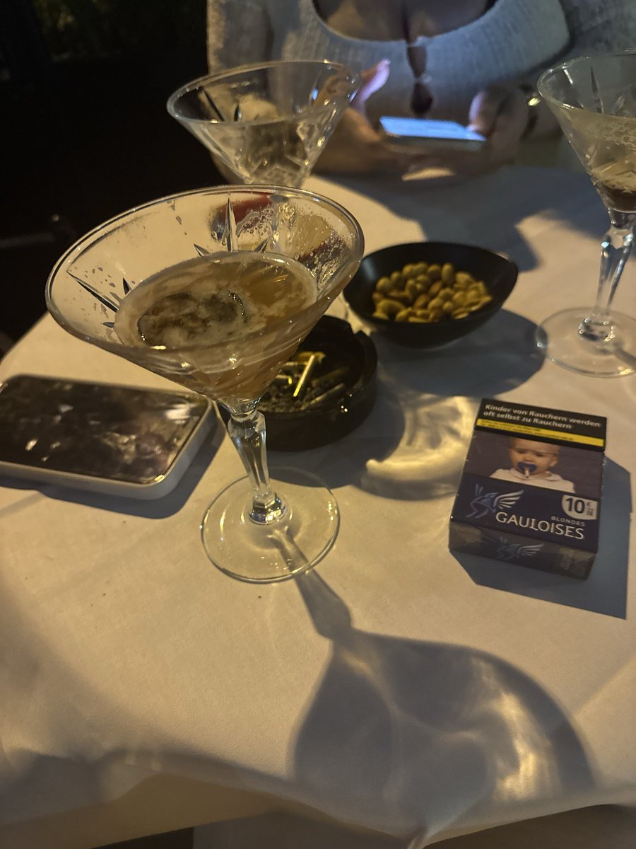 ruinedons1ght's tweet photo. Welcher devoter loser übernimmt unsere Drinks ? Ab in die DMS macht euch mal nützlich 🖕💸 https://t.co/GEWbt4tf9z