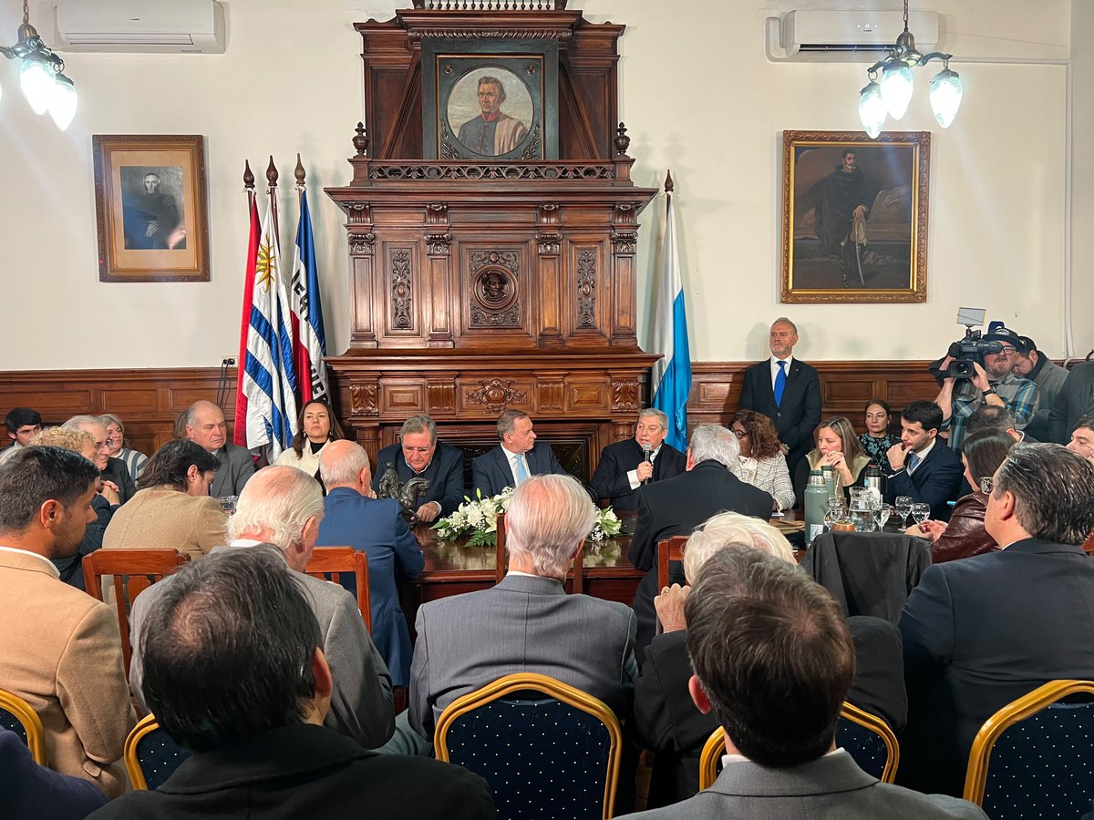 PNACIONAL's tweet photo. Comenzó la sesión solemne del Directorio, en conmemoración de los 190 años del Partido Nacional.

Participa el Presidente de la Republica (MC) Luis Alberto Lacalle Herrera, directores, legisladores y militantes nacionalistas.

Seguila en vivo aquí 👇
https://t.co/gfncPYtOx2 https://t.co/EfbjTSBMaL