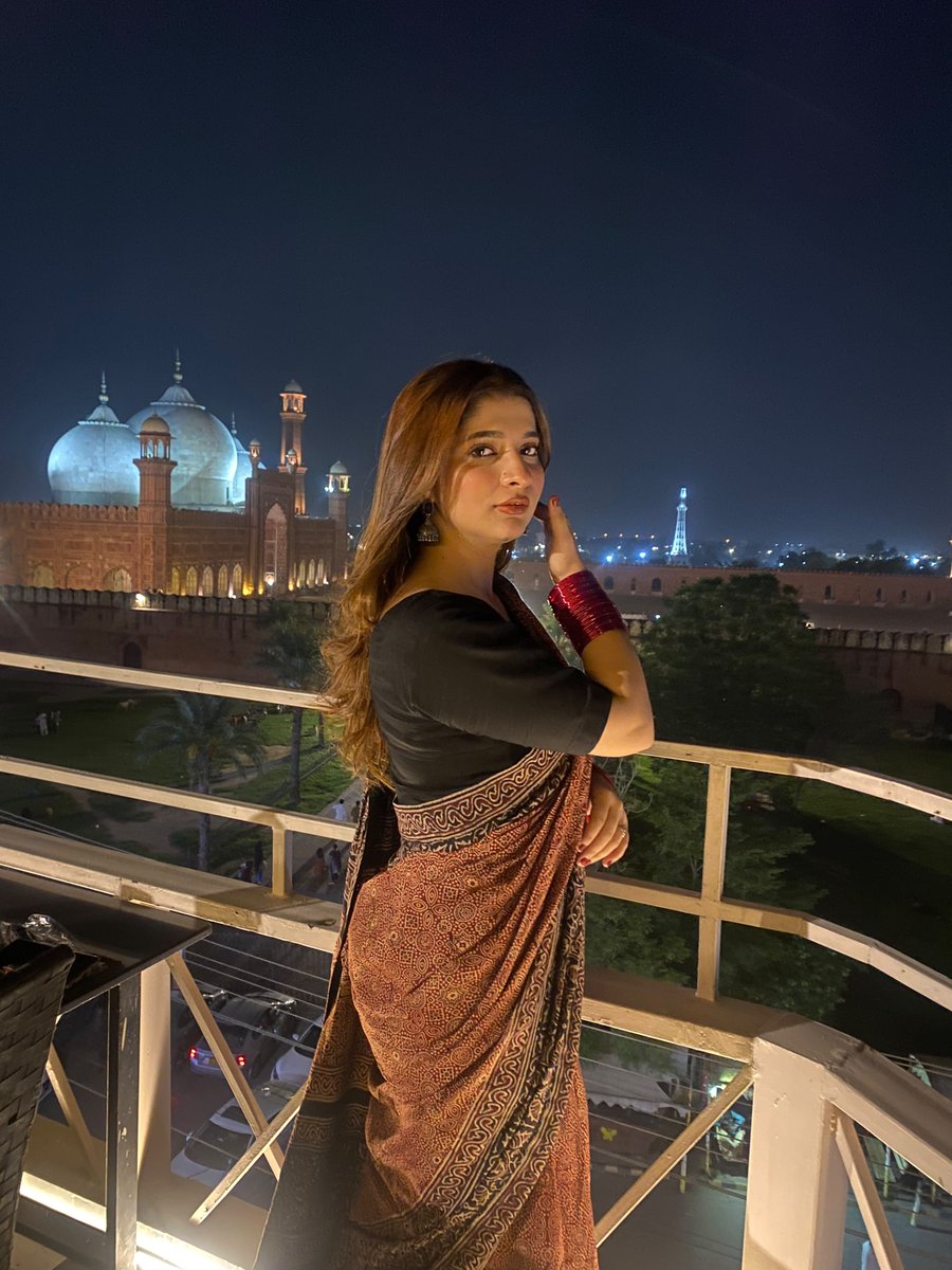 MediaSpringPk's tweet photo. When @saniamumtaz_ wears a saree, we stop and take a note  😍

Maroon Ajrak. Red churi. Lahore skyline. 
Need we say more?  

#SareeTwitter https://t.co/mHxr5t1Ea5