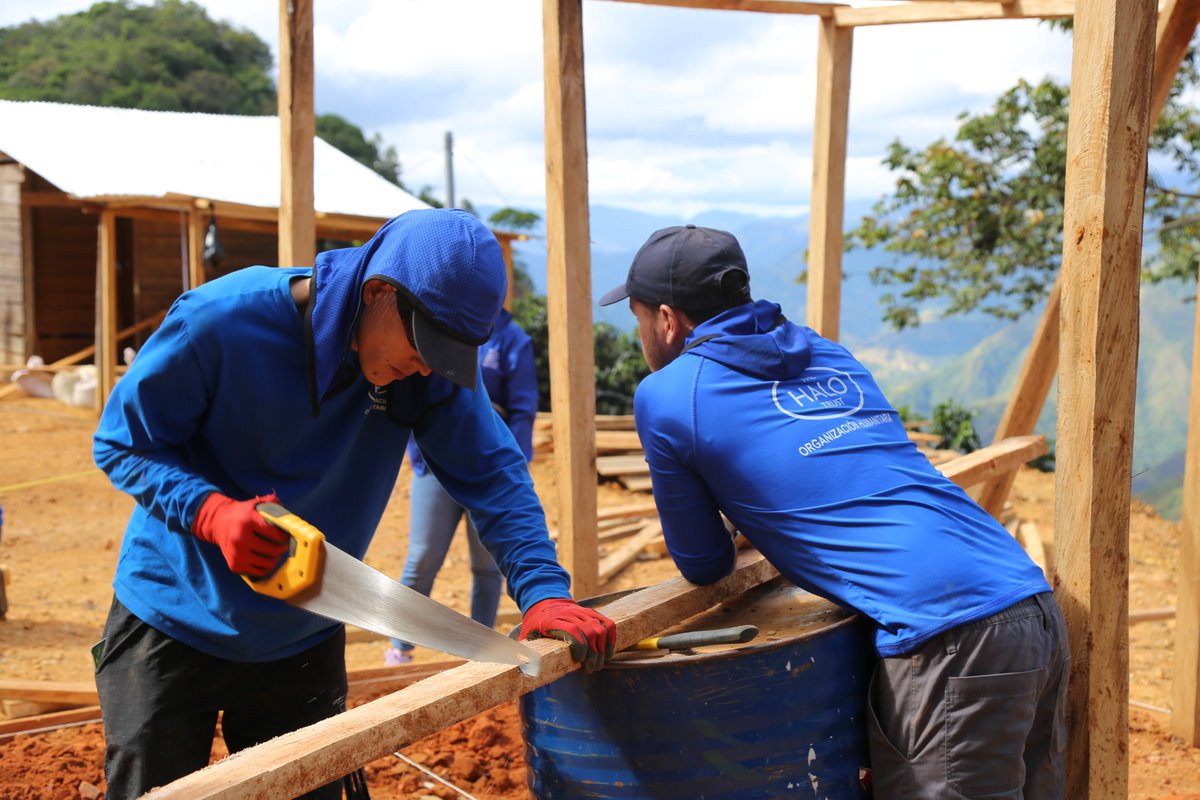 TheHALOCol's tweet photo. 💙 Seguimos avanzando. En la vereda Gallinetas, Sardinata, adecuamos nuestros alojamientos como parte de los preparativos para iniciar operaciones de desminado humanitario. Gracias a @FondoONUCol por apoyar este trabajo que nos acerca a un territorio más seguro para la comunidad. https://t.co/ZWVtgHNGaS
