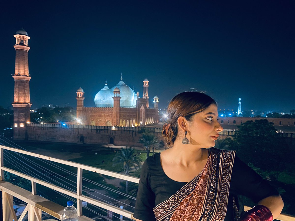 MediaSpringPk's tweet photo. When @saniamumtaz_ wears a saree, we stop and take a note  😍

Maroon Ajrak. Red churi. Lahore skyline. 
Need we say more?  

#SareeTwitter https://t.co/mHxr5t1Ea5
