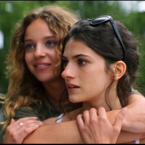 nyrasaint's tweet photo. oona’s hugs from behind https://t.co/CKjXOzP93G