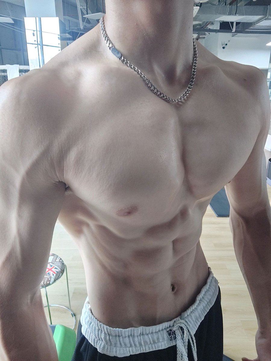 shuansuo's tweet photo. 正在用这具肌肉发达的身体，练习一种更彻底的臣服 #1m #调教 https://t.co/rNVJesBCXl