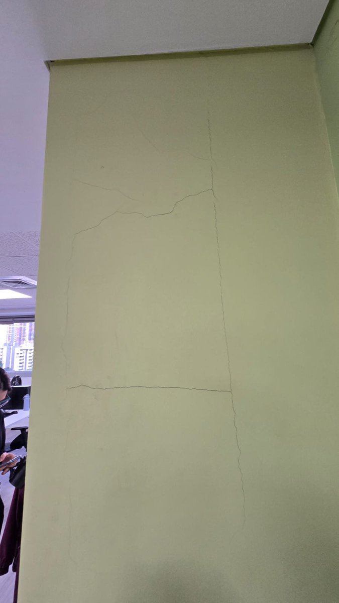 sevX16's tweet photo. @PrettylikePinks Blackstone Medical Services - Ubicada en Mayorca piso 10 torre empresarial

Estas son las rutas de evacuacion e infrastructura del lugar despues del temblor y todavia no dejan salir. https://t.co/6IIhchcxnH