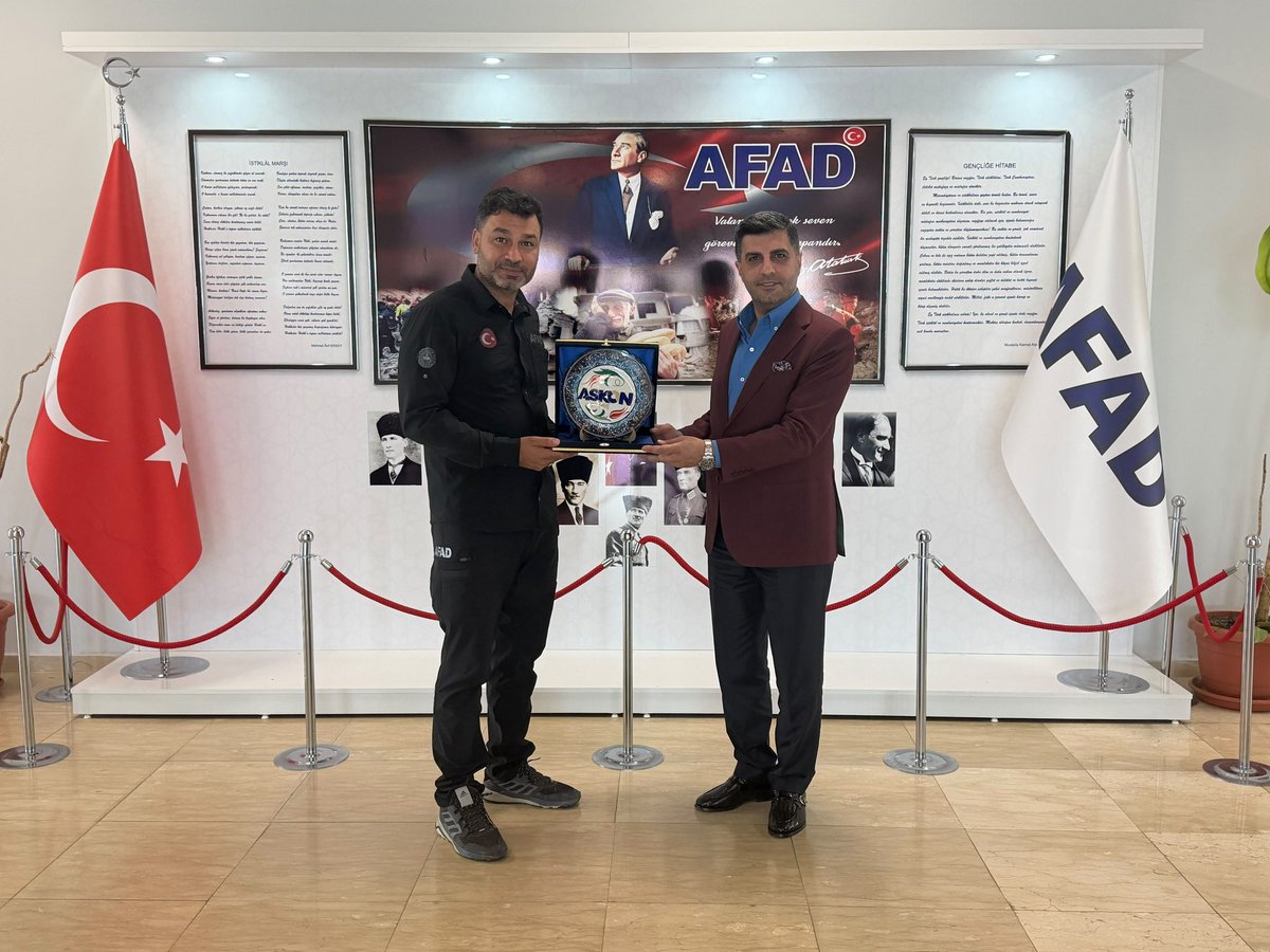 askonmus49's tweet photo. Şube Başkanımız Sn. @karadag_dr ve Yönetim Kurulu Üyelerimizle birlikte, ilimize yeni atanan AFAD İl Müdürü Sn. Veysi KAYA’yı ziyaret ederek hayırlı olsun dileklerimizi ilettik.

Nazik misafirperverliği için Sayın Müdürümüze teşekkür ediyor, yeni görevinde üstün başarılar dileriz https://t.co/920oi3DnTZ