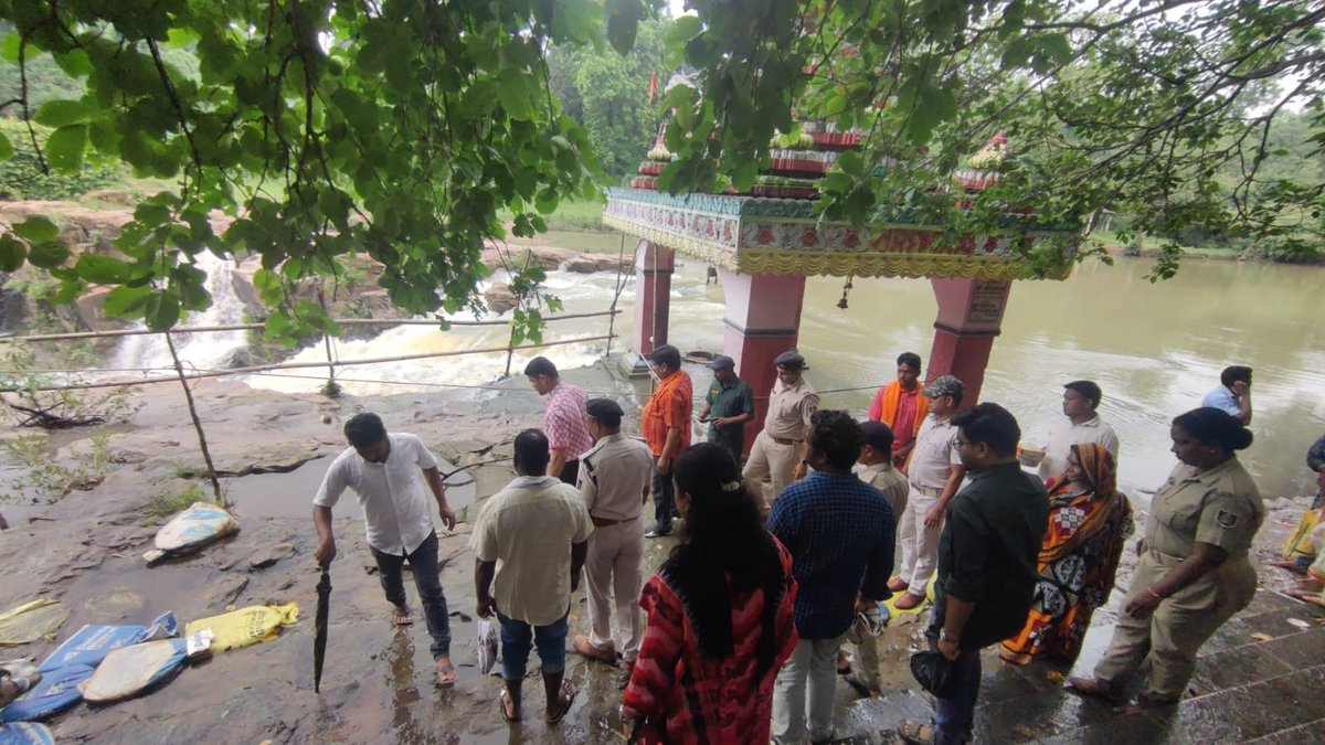 dm_jharsuguda's tweet photo. ଜିଲ୍ଲାପାଳ ଆଜି 'କୋଇଲି ଘୋଘର' ପରିଦର୍ଶନ କରିଛନ୍ତି। ଏହି ଗସ୍ତ ସମୟରେ ଲଖନପୁର ବିଡିଓ ଏବଂ ସ୍ଥାନୀୟ ବନାଞ୍ଚଳ ଅଧିକାରୀ ପ୍ରମୁଖ ଜିଲ୍ଲାପାଳଙ୍କ ସହିତ ଉପସ୍ଥିତ ଥିଲେ। ପରିଦର୍ଶନ କାଳରେ ଜିଲ୍ଲାପାଳ କୋଇଲି ଘୋଘରର ସମଗ୍ର ପରିସର ବୁଲି ଦେଖିବା ସହ ଭିତ୍ତିଭୂମି ଓ ପର୍ଯ୍ୟଟକଙ୍କ ପାଇଁ ଉଦ୍ଦିଷ୍ଟ ବ୍ୟବସ୍ଥା ଗୁଡ଼ିକର ଅନୁଧ୍ୟାନ କରିଥିଲେ। https://t.co/Hf3afecKnA