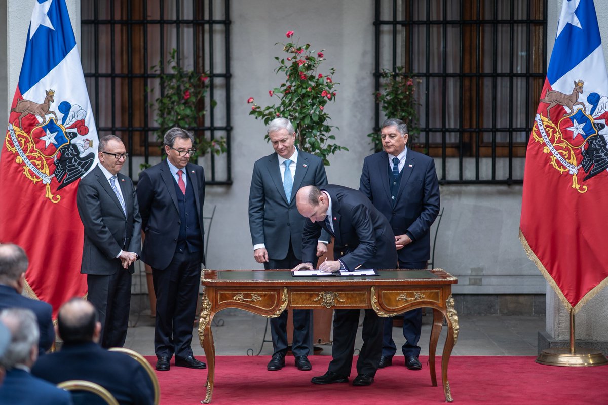 PresidenteKast's tweet photo. El crimen organizado y el terrorismo son la mayor amenaza a la libertad de los chilenos. Firmamos el proyecto de reforma constitucional de la Agenda Contra el Crimen Organizado y el Terrorismo, que entregará al Estado herramientas más firmes para combatirlos. https://t.co/zpJcTxSrbr
