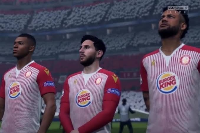 Noitedecopa's tweet photo. Em 2019, o Burger King queria colocar sua marca dentro do FIFA, o maior videogame de futebol do mundo.

O problema era simples: patrocinar grandes clubes como PSG ou Barcelona custava dezenas de milhões de dólares.

Então a equipe de marketing fez uma pergunta diferente.

E se patrocinássemos o menor clube possível?

A resposta foi o Stevenage FC.

Na época, o time jogava na quarta divisão inglesa, tinha um estádio para apenas 2.800 pessoas e quase nenhuma visibilidade internacional.

Mas dentro do FIFA, todos os clubes aparecem no mesmo universo.

No modo carreira do jogo, qualquer jogador pode contratar estrelas como Messi ou Cristiano Ronaldo para jogar em qualquer time.

Inclusive no Stevenage.

O Burger King percebeu algo que ninguém havia explorado.

Se patrocinasse o Stevenage, o logo da marca apareceria automaticamente no uniforme digital dentro do FIFA.

Foi então que nasceu o “Stevenage Challenge”.

A proposta era simples: escolher o Stevenage no jogo, contratar grandes estrelas, marcar um gol e postar o vídeo nas redes sociais.

Em troca, os jogadores ganhavam comida grátis no Burger King.

O resultado foi imediato.

Em poucas semanas, milhares de vídeos começaram a circular com Messi, Cristiano Ronaldo e Neymar vestindo a camisa do Stevenage com o logo do Burger King.

Mais de 25 mil gols foram compartilhados nas redes.

O Stevenage virou um dos times mais usados do FIFA 20.

E pela primeira vez na história do clube, as camisas do time esgotaram.

A campanha gerou mais de 1 bilhão de impressões de mídia espontânea e ganhou o Grand Prix no Cannes Lions, o prêmio mais importante da publicidade mundial.

Tudo com um investimento de cerca de U$ 65 mil.

A grande lição não é sobre futebol.

É sobre entender o sistema onde as pessoas já estão interagindo e encontrar a brecha que ninguém percebeu.