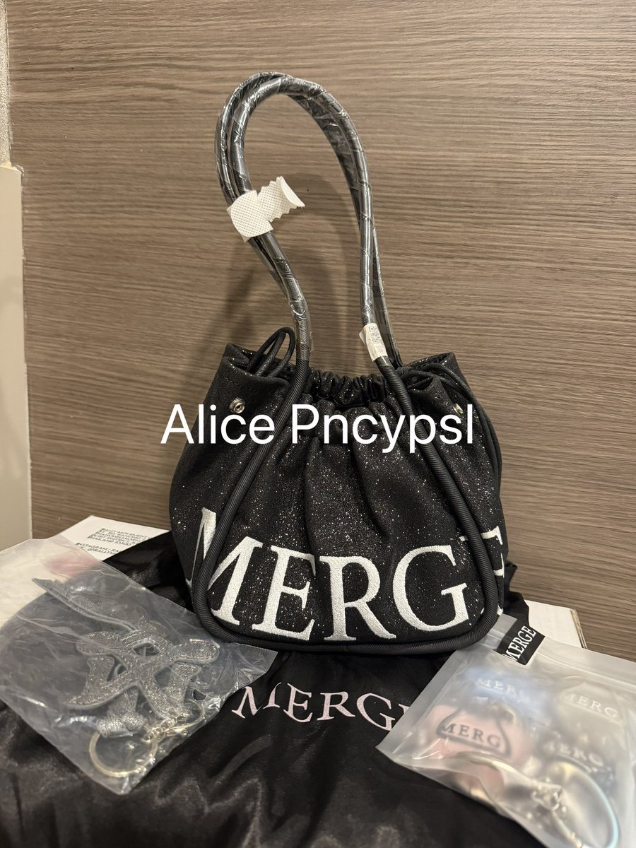 kimmunarr's tweet photo. Merge กลิตเตอร์ สีชมพู 🩷 มือ 2 1450 🍪 
อุปกรณ์ถุงผ้า ชาร์ม ใช้ 1 ครั้งถ้วน ไม่มีตำหนิ ส่งฟรี

Merge กลิตเตอร์ สีดำ 🖤 มือ 1 1800 🍪
อุปกรณ์ถุงผ้า ชาร์ม ไม่มีตำหนิ ส่งฟรี

#merge #กระเป๋าmerge #mergeglitter #ขายกระเป๋า #กระเป๋า https://t.co/QhlrPMchCr