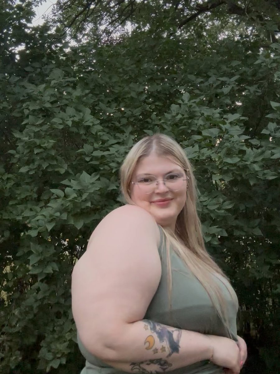 Danachubb90's tweet photo. Happy Monday 💚 If this popped up on your timeline, would you stop and say hi? 👀💕 https://t.co/KGWQcQkmz1