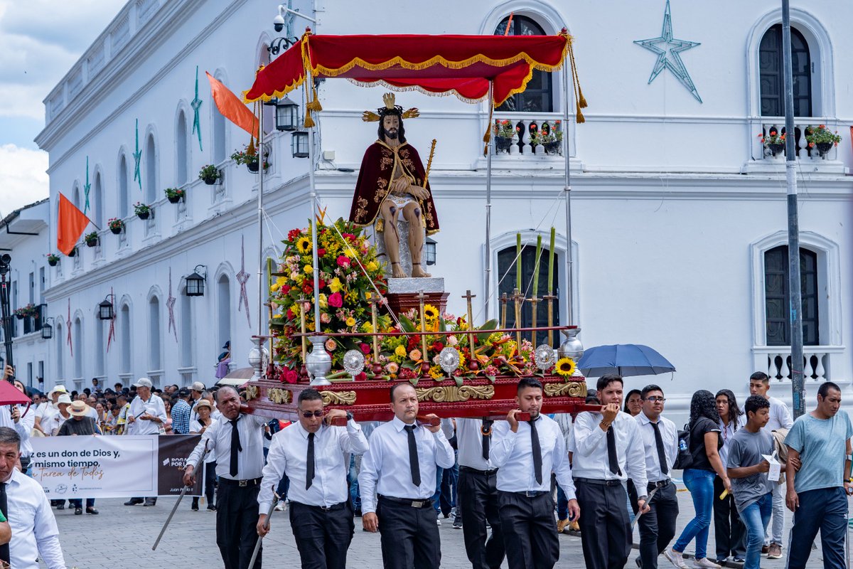 HoracioDG's tweet photo. La tierra , nos pegó tremendo sacudón, de esos que nos  recuerdan que la vida pende de un hilo.
En segundos la fuerza de la tierra y la fragilidad de la vida, hasta el más incrédulo se acordó de la oración.  Mirando al cielo, creyentes  "patojos", dijimos   ¡Dios protégenos! https://t.co/sMod9p3Xai