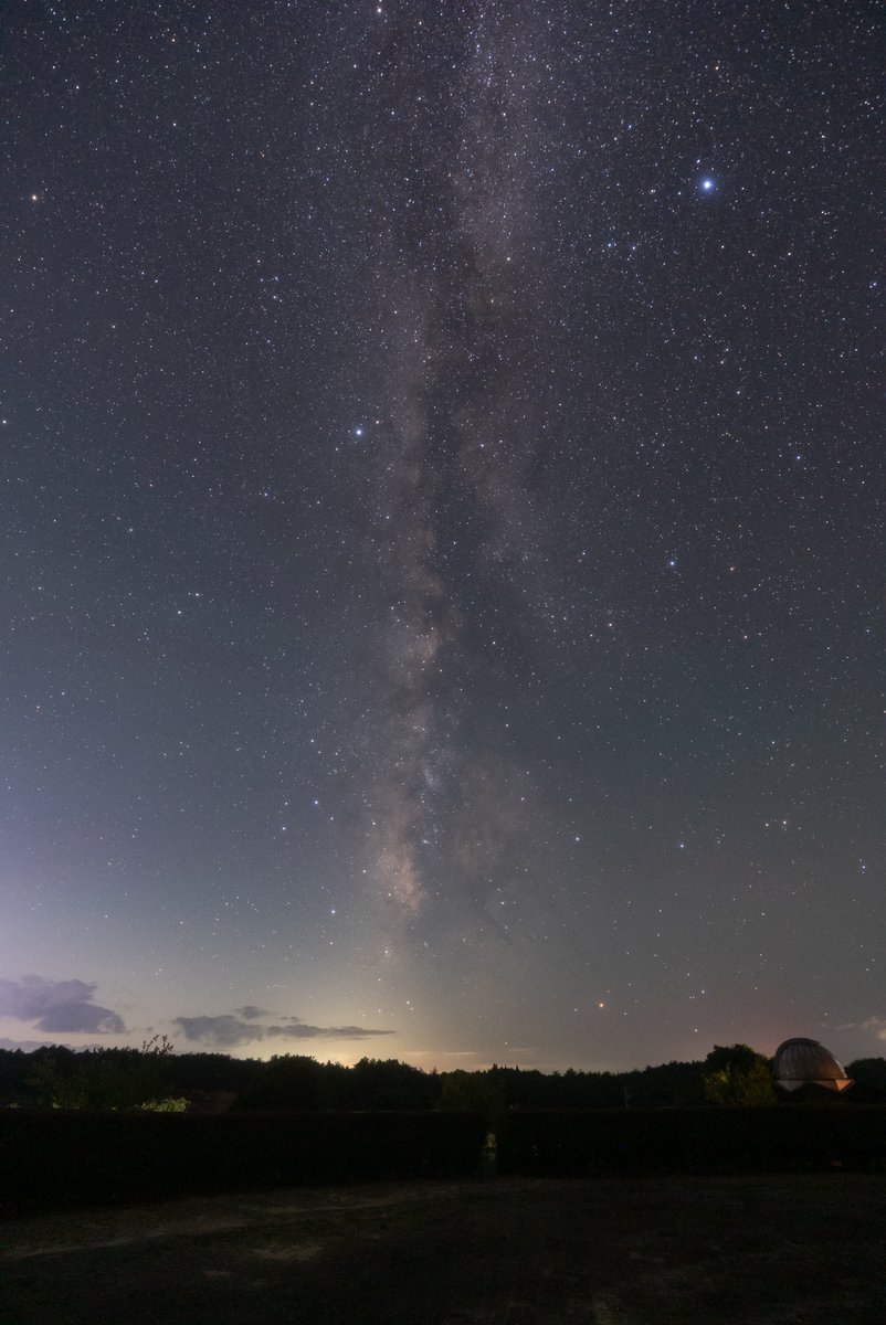 man_ten_bo_shi's tweet photo. 今夜の能登の星空です。
すっきりと晴れて美しい星空が広がっています。
ペルセウス座流星群の流れ星もちらほらと流れています。
今週は一晩中月明かりの影響がないため、星空を楽しむには絶好の機会です。
このお盆は、夏の思い出にのんびりと星空を眺めてみましょう。 https://t.co/Bp9waenkWH