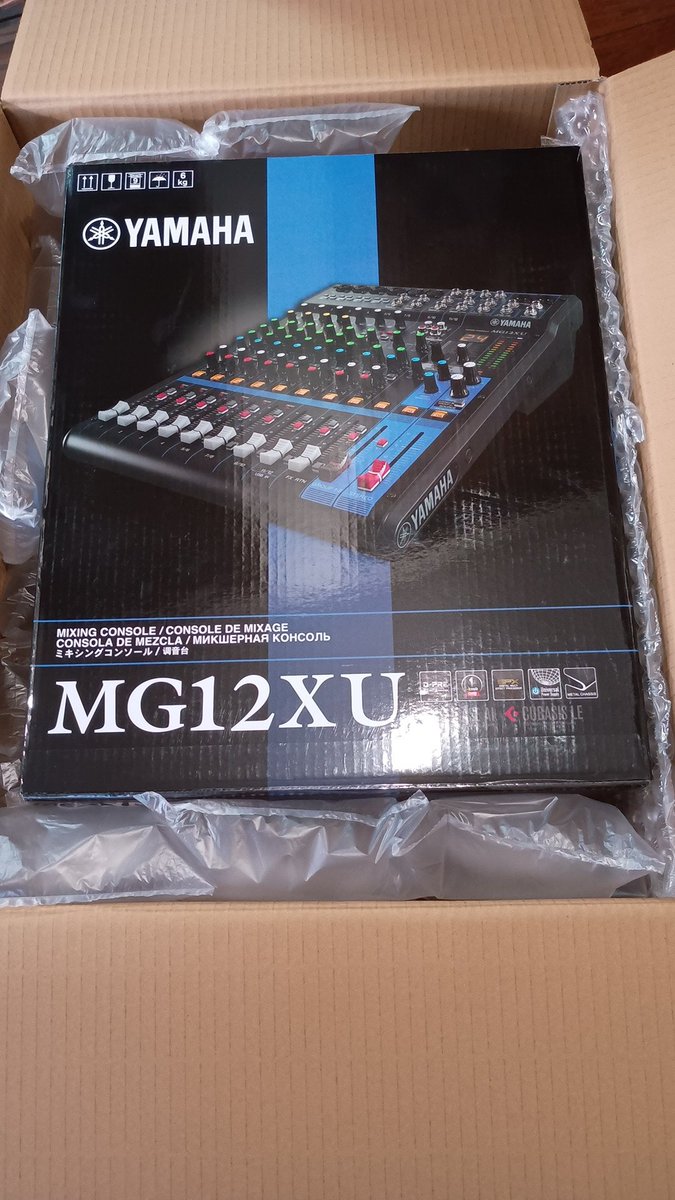 SEVEN_KAZMA's tweet photo. 本格的なミキサーを買うのは以前使ってたMW8CX以来久々。
SEND&amp;RETURNの仕組みが分かってないから悪戦苦闘してたけど、AIに嘘つかれながらHPのエフェクトの繋ぎ方って図を見てやっとなんとか出来た。
これ、中に入ってる紙の取説にも書いといて欲しかったなぁ。。🥴 https://t.co/EuIILmOn8w