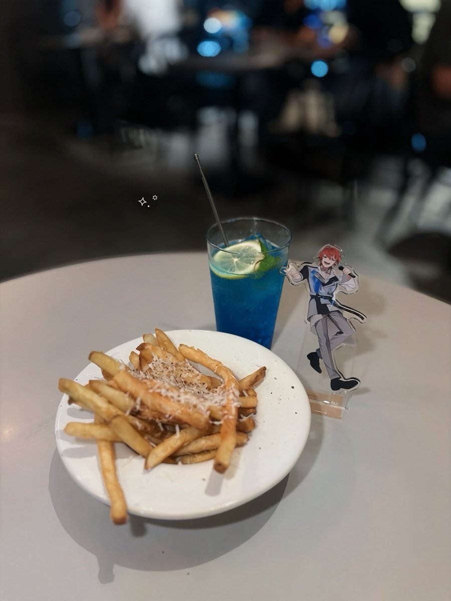 RENRENCUTE_'s tweet photo. ディナーはみなとみらいのレストランでお祝い🛥️⟡.꙳
練牙さんが大切にしてる横浜でお祝いできて本当に幸せです(ᵕ ̫ ᵕ̩̩)♥「よこはまブルー」っていうカクテルです🍸
練牙のこれからがずっと明るく素敵な日々でありますように！おめでとう！！だいすき！！
#西園練牙誕生祭2026 #西園練牙生誕祭2026 https://t.co/CFItHNXCry