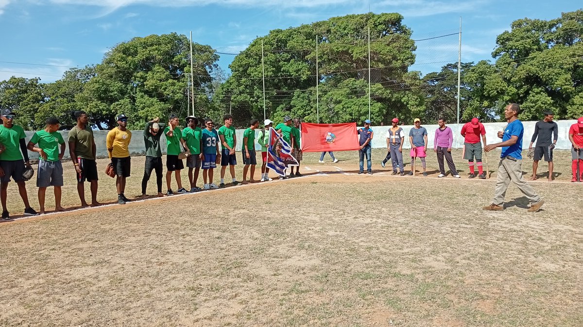 REFHDSCU's tweet photo. ⚾️Homenaje desde el terreno de juego.
Nuestros  jóvenes refineros protagonizaron un emotivo tope de béisbol con el equipo local de Ocujal del Turquino, en saludo al Centenario del Comandante.
Un encuentro recreativo para honrar a Fidel, el principal promotor del deporte cubano. https://t.co/GH3HQdHuCE