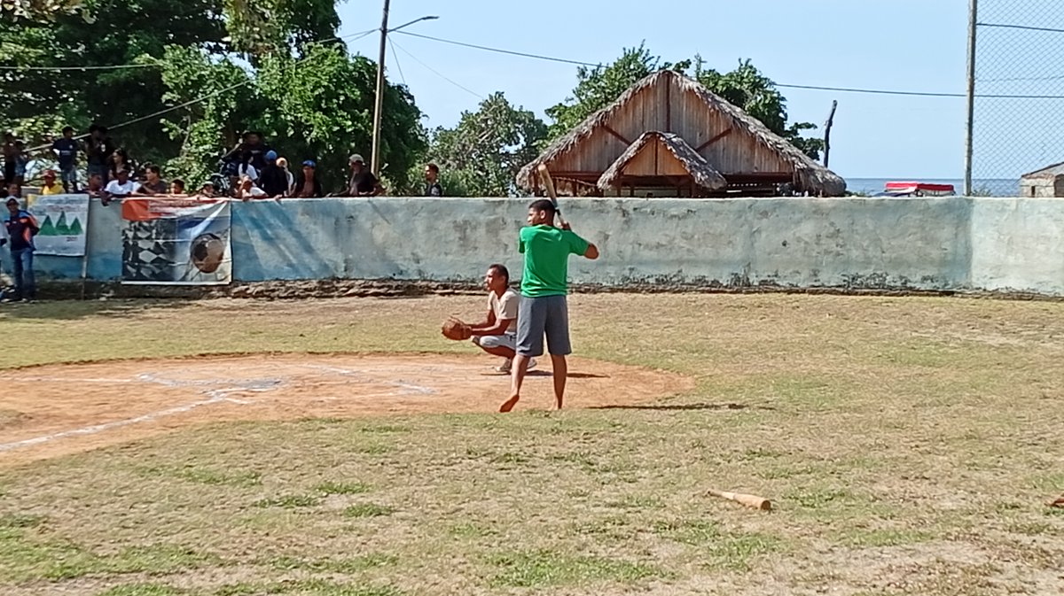 REFHDSCU's tweet photo. ⚾️Homenaje desde el terreno de juego.
Nuestros  jóvenes refineros protagonizaron un emotivo tope de béisbol con el equipo local de Ocujal del Turquino, en saludo al Centenario del Comandante.
Un encuentro recreativo para honrar a Fidel, el principal promotor del deporte cubano. https://t.co/GH3HQdHuCE