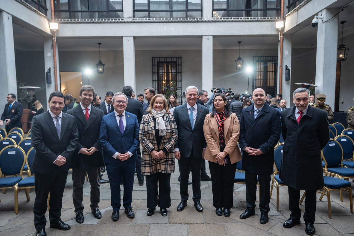 PresidenteKast's tweet photo. El crimen organizado y el terrorismo son la mayor amenaza a la libertad de los chilenos. Firmamos el proyecto de reforma constitucional de la Agenda Contra el Crimen Organizado y el Terrorismo, que entregará al Estado herramientas más firmes para combatirlos. https://t.co/zpJcTxSrbr