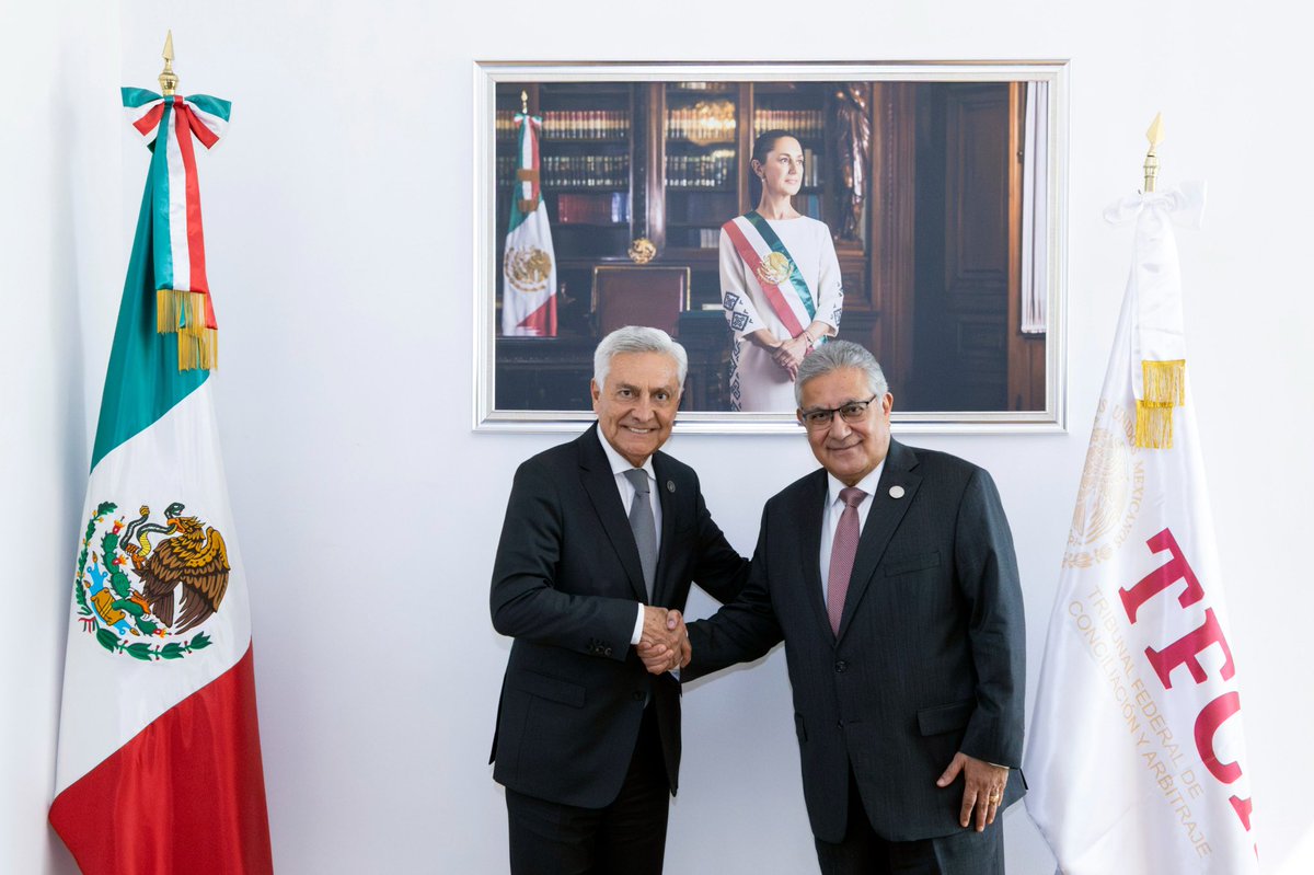 SnteNacional's tweet photo. 🟠 Felicidades al Magistrado Presidente del @TFCA_mx, @CristobalASolis, con motivo de su cumpleaños.

Reciba un fraternal abrazo y los mejores deseos del Srio. Gral. del #SNTE y senador, Mtro. Alfonso Cepeda Salas. 🤝 https://t.co/nXFwi9NP1Q