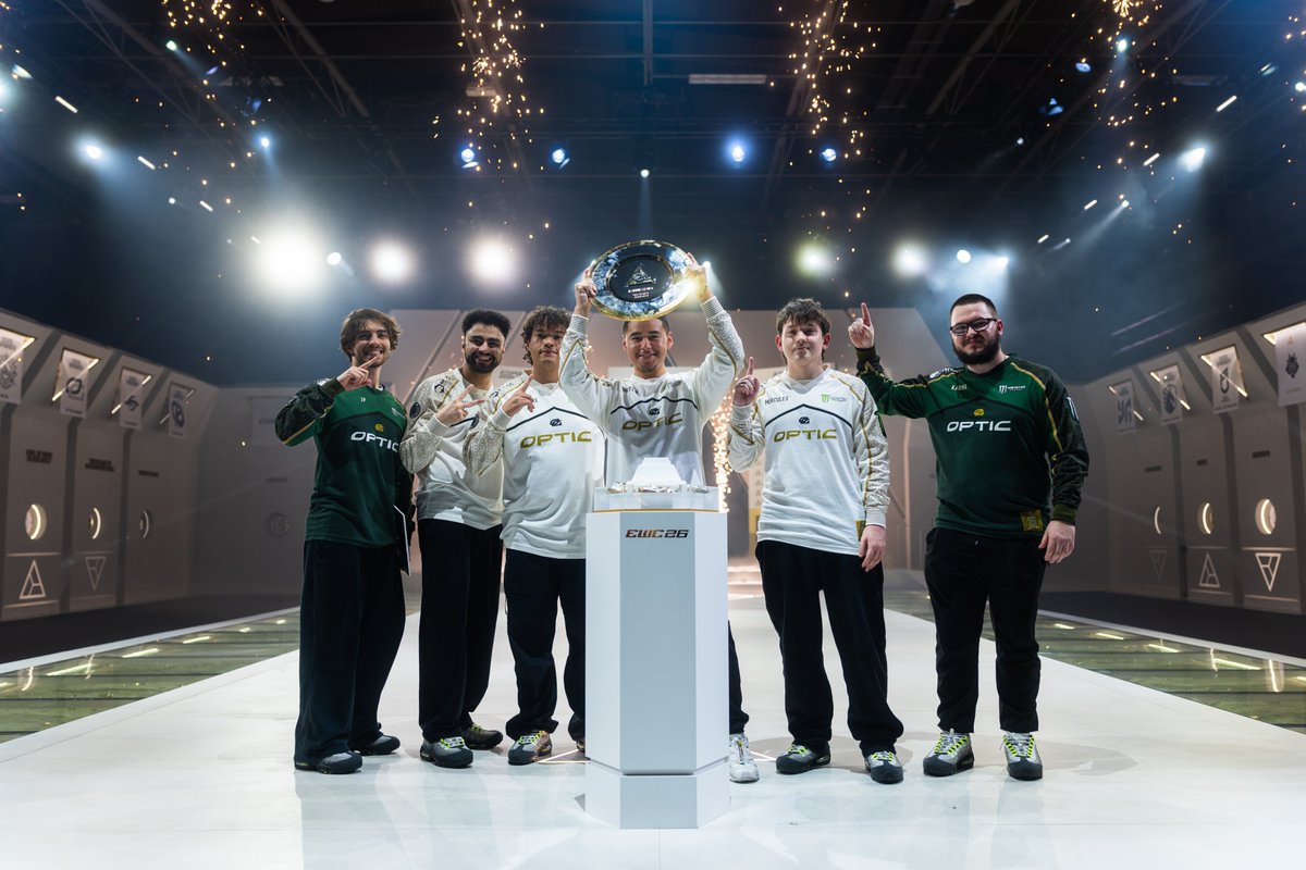 OpTic's tweet photo. CHAMPIONS OF THE WORLD 🏆

@Shotzzy @Tbemercules @Huke @DashySZN @JPKrez @DKarma https://t.co/M9Yr9JxCcF