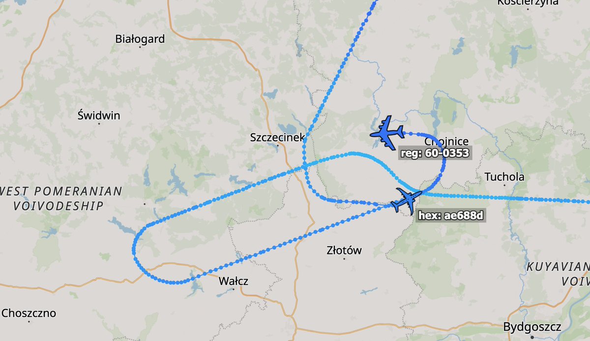 ArmchairAdml's tweet photo. #USAF United States Air Force / #USNAVY United States Navy

Boeing P-8A Poseidon 1x
#AE688D Unknown - PAPA KILO 101

Boeing KC-135 Stratotanker 1x
#AE062B 60-0353 - RAKE 61

RAKE 61 is currently refuelling a U.S. Navy P-8 Poseidon as PAPA KILO 101 over Poland.

PK101 departed Keflavik for a Baltic patrol with tactical hex code AE688D. There have been numerous P-8 flights from the U.S. Navy and RAF over the Baltic in the past few days.

RAKE 61 deployed from RAF Mildenhall to Bezmer Air Base in Bulgaria on the 31st of July.

@MATA_osint @havoc_aviation
