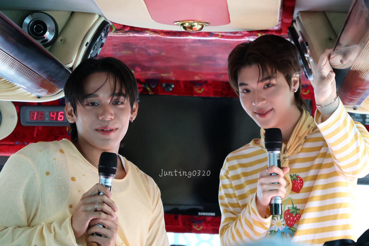 Junting0320's tweet photo. 出遊前在車上跟大家打招呼的導遊☺️☺️

#2Day1NightWithNgernOat 
#ngernnn #oattrtt #ngernoat

@legendngern 
@oattrttt https://t.co/wc7KqYoj9H